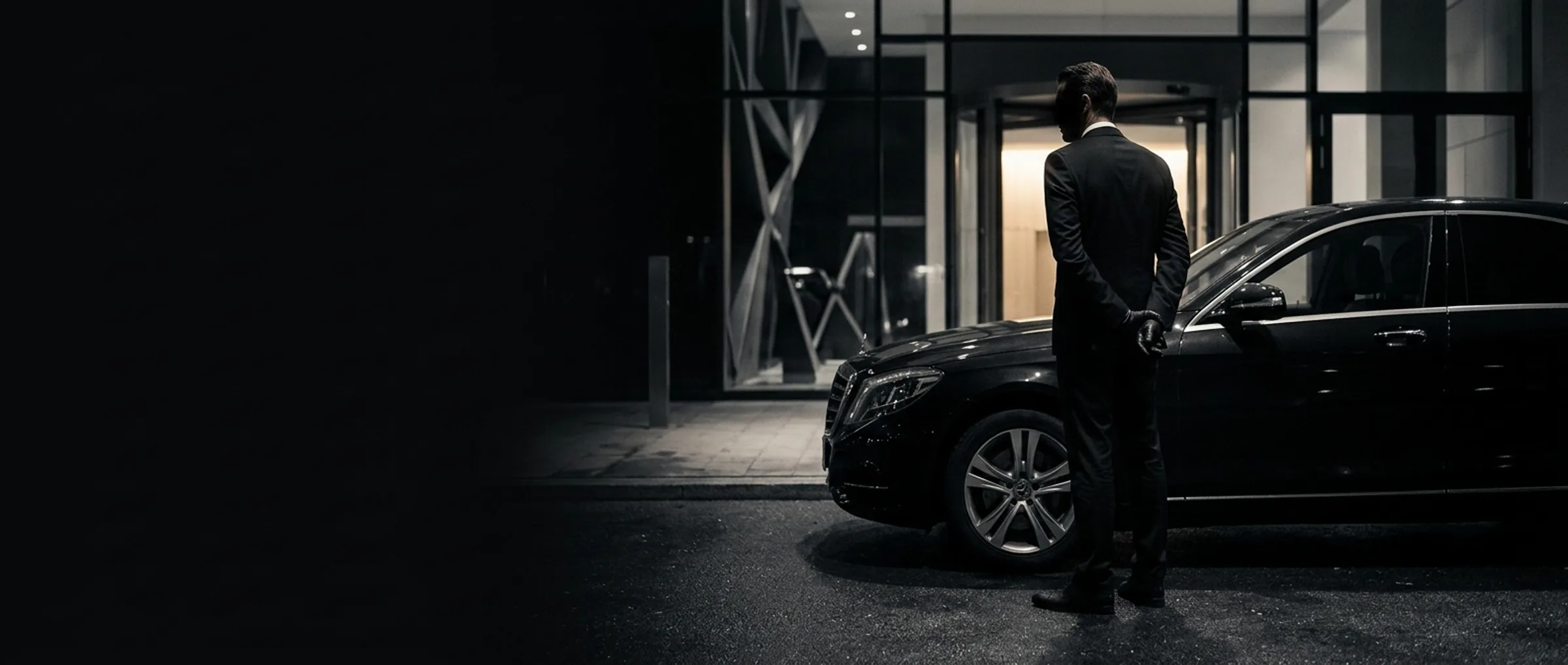 Vairuotojas laukia prie Mercedes-Benz S klasės automobilio